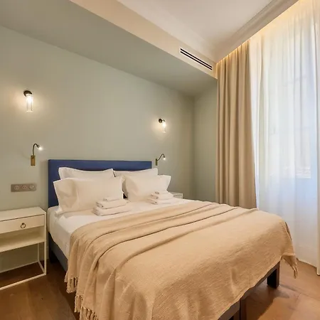 9 Alberti Centre *